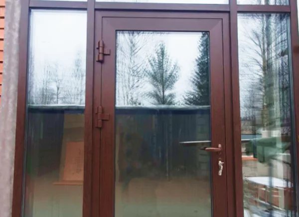 Входная пластиковая дверь
