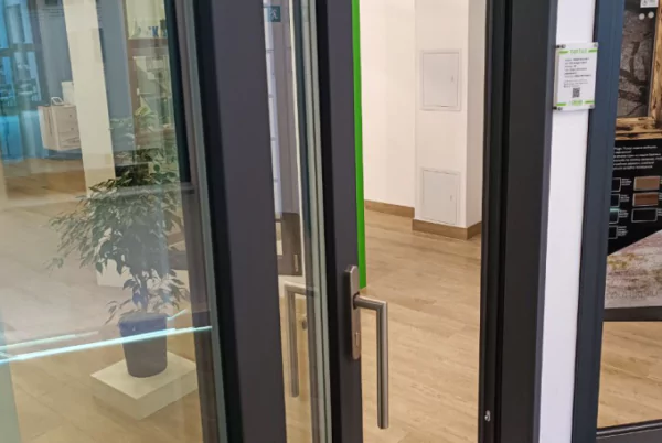 Портал в шоуруме компании Окна от Природы
