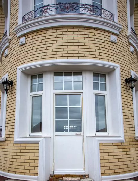 Пластиковая дверь в коттедж
